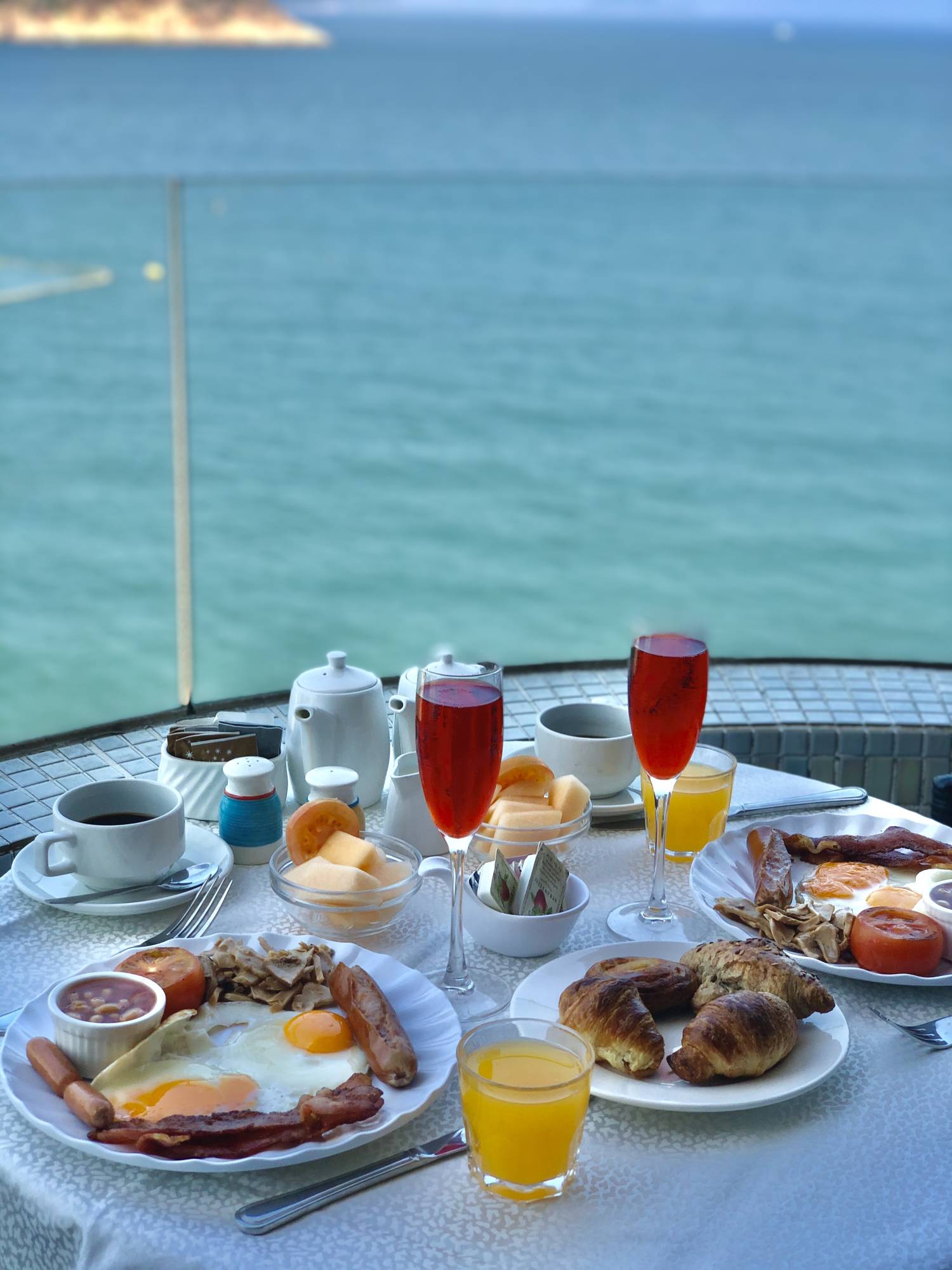 【Happy Summer Staycation】Ocean View Room Accommodation + Seaview Balcony + Breakfast + Seafood Dinner｜ The Warwick Hotel